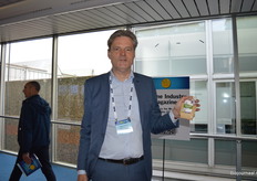 Bezoeker Marc Arts van GreenFood50 toont trots de nieuwe biologische glutenvrije volkoren quinoa van Nederlandse bodem. 